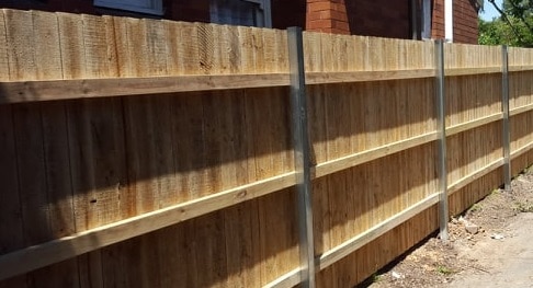 timber pailing fence with metal posts